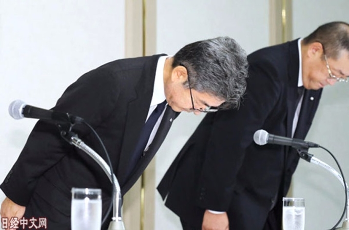 神戶製鋼所副社長梅原(左)等人10月8日在記者會上鞠躬致歉 (圖取材自日經中文網)