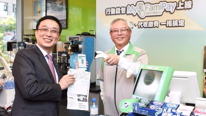 超商成電子支付新戰場 國泰世華攜手全家推行動錢包