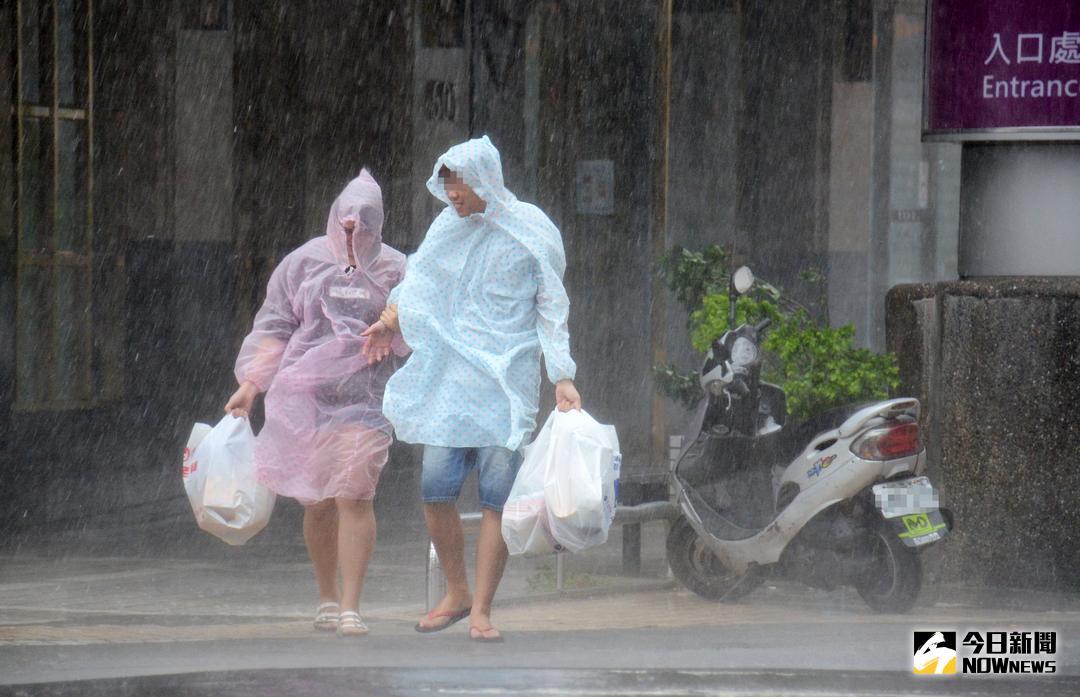 ▲今(14)日受到颱風「卡努」通過的影響，各地大雨不停。（圖／NOWnews）