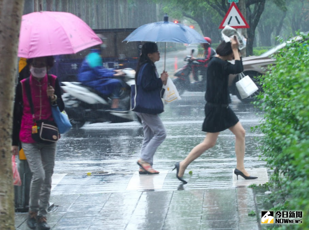 ▲受到颱風外圍雲系影響，15日台灣附近水氣仍多，天氣持續不穩定，降雨機率偏高。（圖／NOWnews資料照）