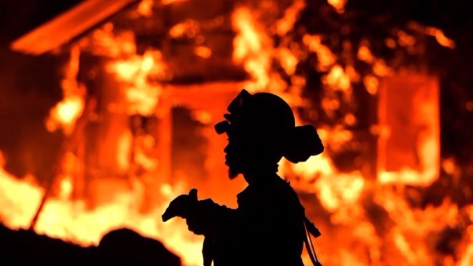 加州山火焚燒一周，至少5700幢建築物燒毀，死亡人數升至40人。 (圖：AFP)