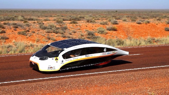 荷蘭這款被譽為「未來」的太陽能車「Stella Vie」，所搜集的電力可以行駛1000公里。 (圖：AFP)