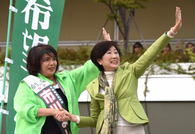 小池百和子為希望之黨國會候選人助選。 (圖:AFP)