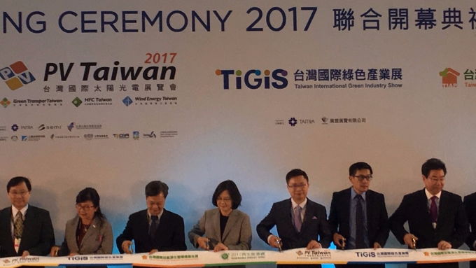 2017太陽光電開展 蔡總統籲民眾踴躍裝設屋頂太陽能板