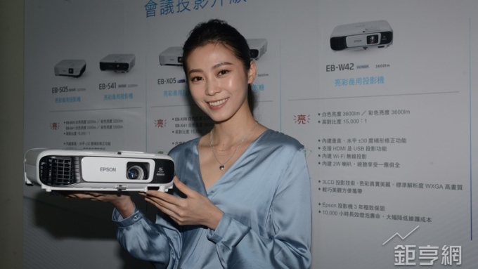 台灣EPSON今天發表多款投影機新機。（鉅亨網記者張欽發攝）