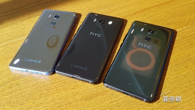 宏達電首款6吋18:9全螢幕新機HTC U11+亮相。(鉅亨網記者楊伶雯攝 )