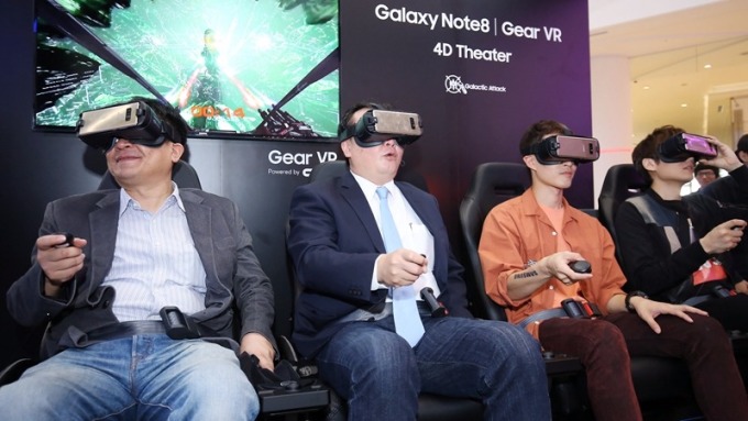 Galaxy Studio的Gear VR 4D 電影院讓體驗人驚呼連連。(圖：三星提供)