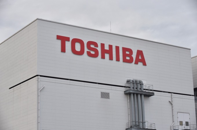 東芝集團面臨下市危機。(圖:AFP)