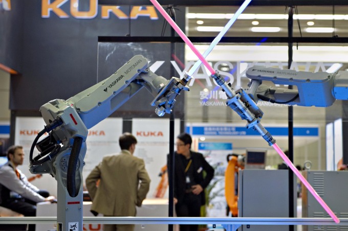 機器取代人工,將造成既有勞工須再受訓手能轉換職別 (圖: AFP)