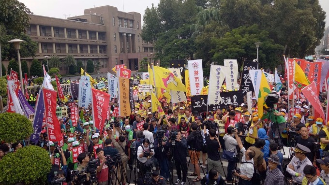 一例一休話題成為貫穿全年的新聞焦點。(圖：Yahoo奇摩提供)