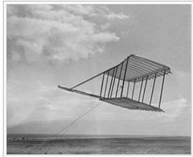 (圖四：1900年萊特兄弟的飛行翼，維基百科)