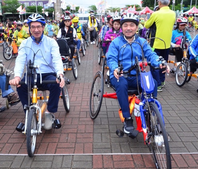 圖說二：永達保經陳慶鴻總經理（左）與新北市侯友宜副市長（右）一同為板樹園區啟動營運加入手搖車領騎。