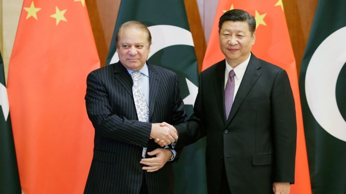 前巴基斯坦總理 Nawaz Sharif 與中國國家主席習近平今年 5 月於北京「一帶一路」論壇合影。(AFP)