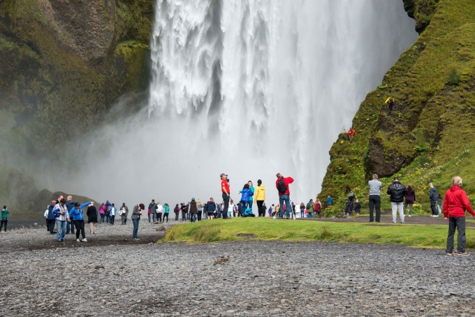 冰島南部 Skogar 瀑布 / 圖：彭博