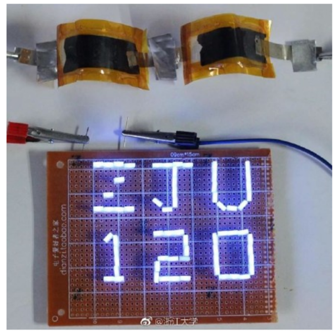 铝-石墨烯电池点亮了印有“ZJU120”的LED灯串。（圖：浙江大學、澎湃新聞）