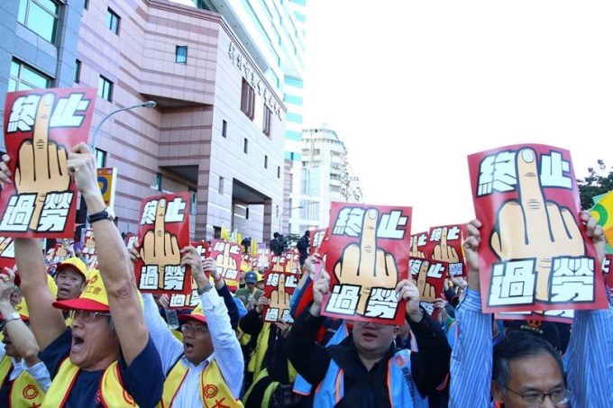 新「勞基法」被批讓勞工過勞，勞工12月23日走上街頭抗議撤回惡法。 （圖取材自網路）