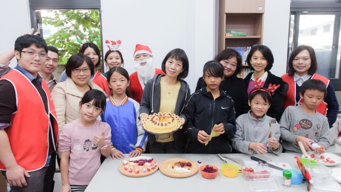中壽副董郭瑜玲帶頭做志工 備聖誕大餐為育幼院孩子圓夢