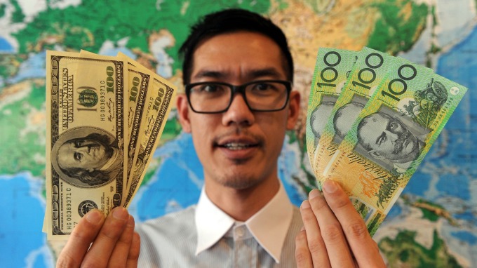 美元(左)、澳幣(右)。(圖：AFP)