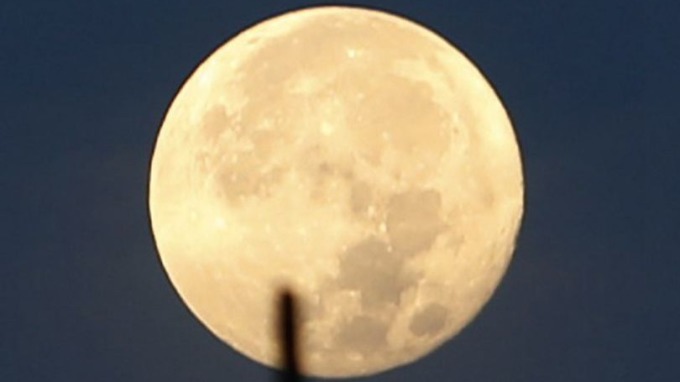 專家說，超級月亮在 1 月 1 日或 1 月 2 日的子夜時分最美麗。 (圖： AFP)