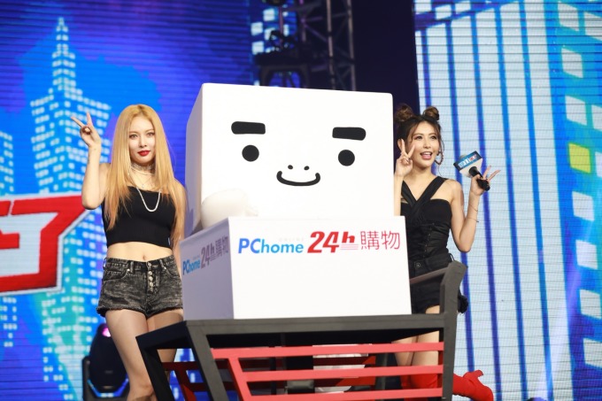 由韓國性感女神泫雅、黑蝴蝶愷樂與PChome24h購物的吉祥物BOXMAN共同啟動雙11開搶儀式