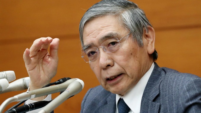 黑田東彥表示,日本央行將減少長期債券的購買規模。 (圖:AFP)