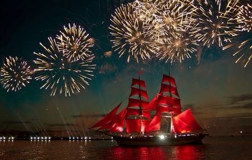 白夜節期間最盛大的「紅帆節」以出航祝福畢業的學生。（圖：HotelsCombined提供）
