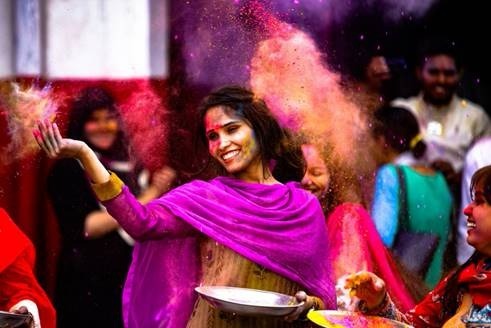 印度色彩節人們以天然染料潑灑彼此，慶祝春天到來。（wj6