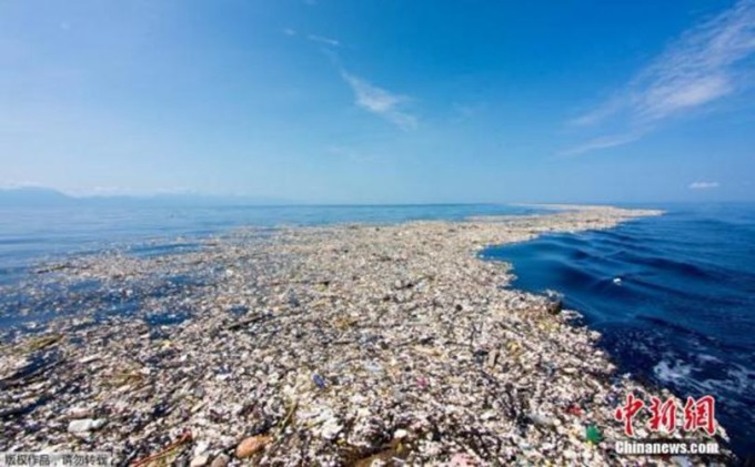 宏都拉斯羅阿坦島僅有15英里的海域的「塑料垃圾海」，被污染的地區有近5英里，令人觸目驚心。(圖：中新網)