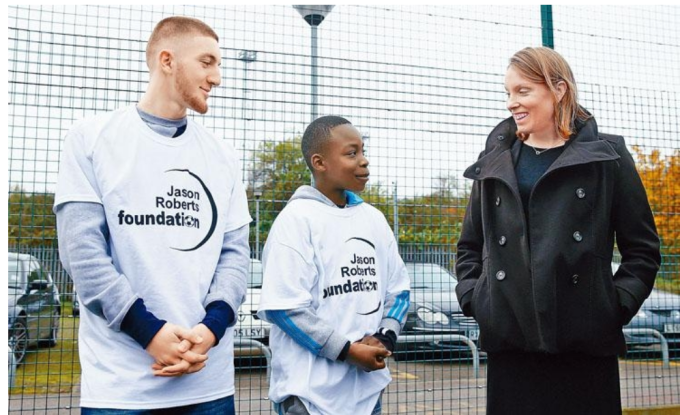 新任「孤獨事務部長」孔芮忻年前探訪倫敦貧民區，與當地的孩童談話。 (圖：星島日報)