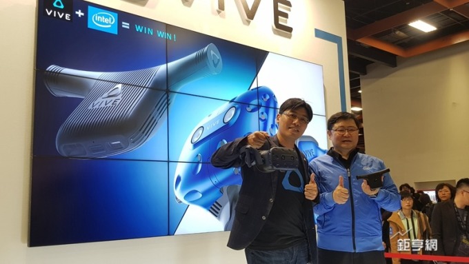 HTC虛擬實境新科技部門副總鮑永哲（左）展示Vive Pro。（鉅亨網記者楊伶雯攝）