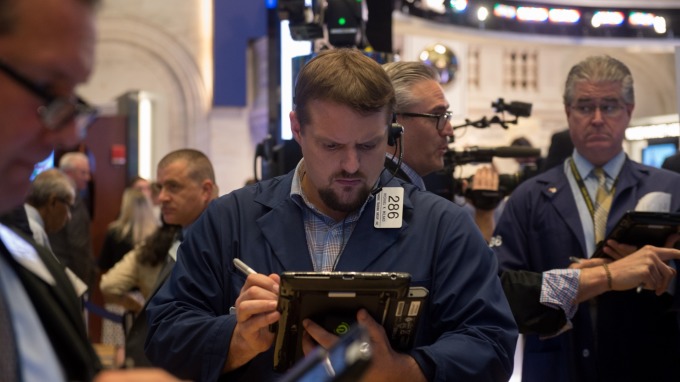 美股連兩天大跌，亞股、歐股也哀鴻遍野。(圖：AFP)
