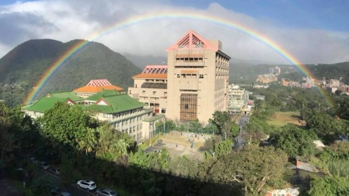 台灣文化大學上方曾出現一道彩虹，維持近9小時 (擷取自天氣職人-吳聖宇臉書)