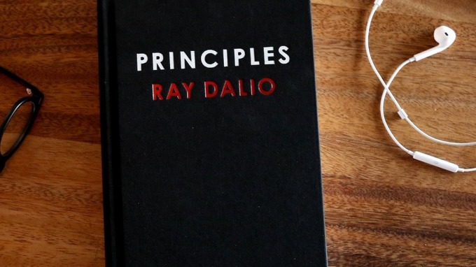 Ray Dalio所寫的書《Principles》(圖:Ray Dalio推特)