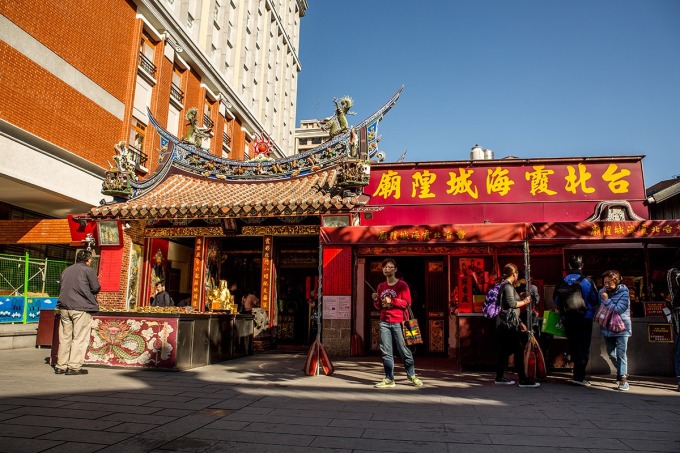 台北霞海城隍廟的盛名在月老加持下，香火終年不斷。