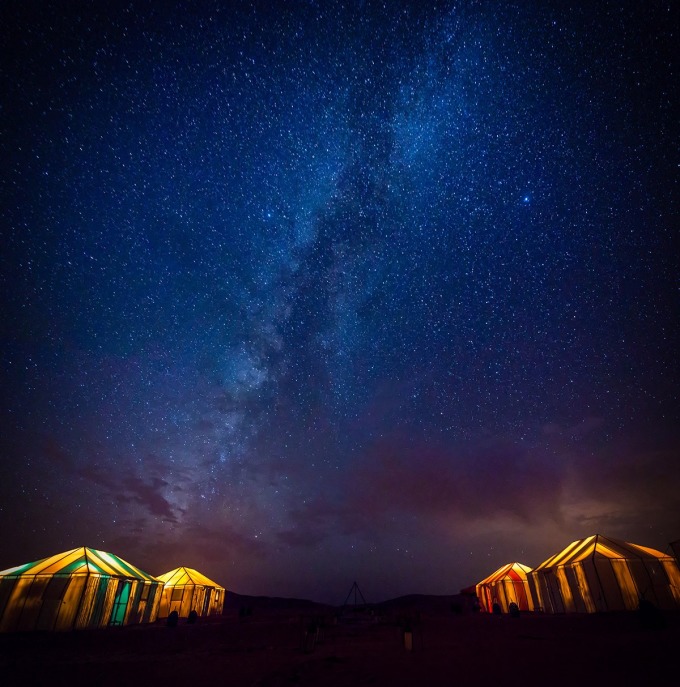 撒哈拉沙漠奢華營區，透著光的帳篷，看著觸手可及的銀河，是此生最夢幻的時刻。