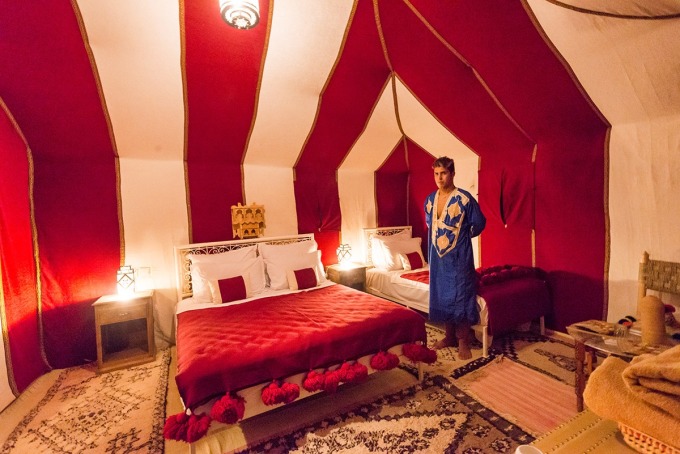 奢華營區的房間內部，富有摩洛哥風情的裝飾，還有摩洛哥帥哥迎賓。