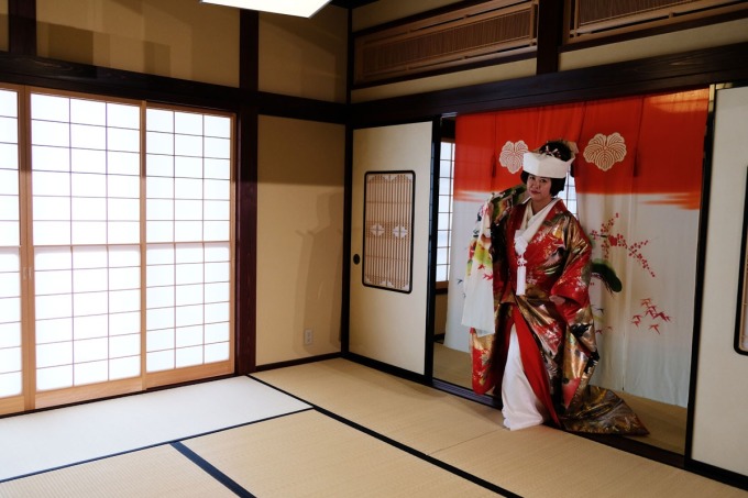 館內有專門師傅幫忙試穿日式新娘服，可選擇白色白無垢或紅色色打掛。