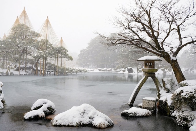 石燈籠與白色雪掛相應，就是兼六園最美的一幅畫。