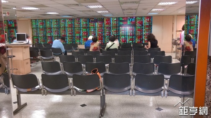 三大法人賣超2.69億元 外資大砍台灣50反1 金融又成災區