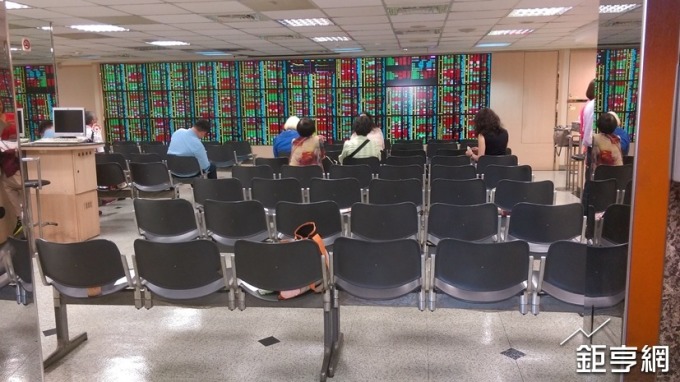 三大法人賣超92.7億元 外資期現貨同步偏空 仍續賣台灣50反1