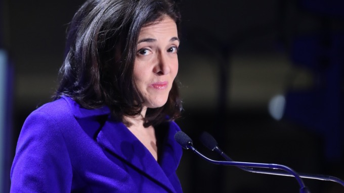 脸书「二把手」邮件透露:曾全力协助希拉蕊