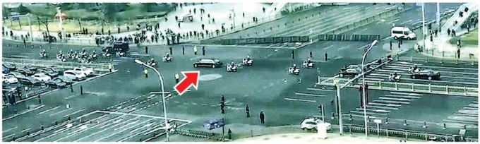 朝鮮神秘官員的車隊(箭嘴示)經過長安街,迎賓護送規格被指屬於元首級。 (圖取材自網路)