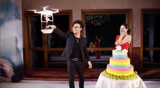 中國知名音樂製作人汪峰2015年利用無人機載鑽戒向章子怡求婚