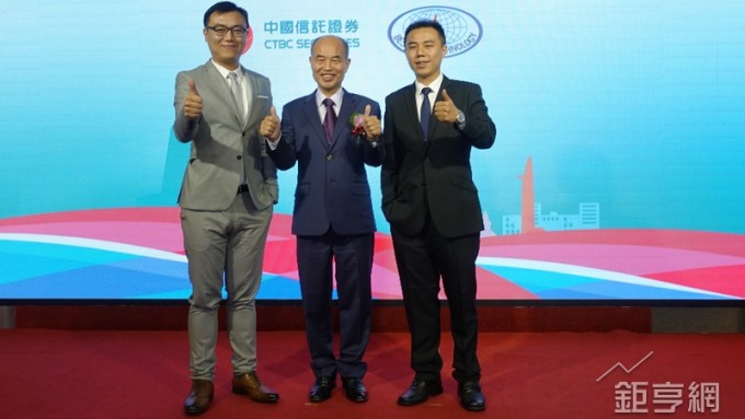 佳日董事長簡永昌（中）、總經理簡瑋廷（左）及副總簡瑋宏。（鉅亨網記者張欽發攝）