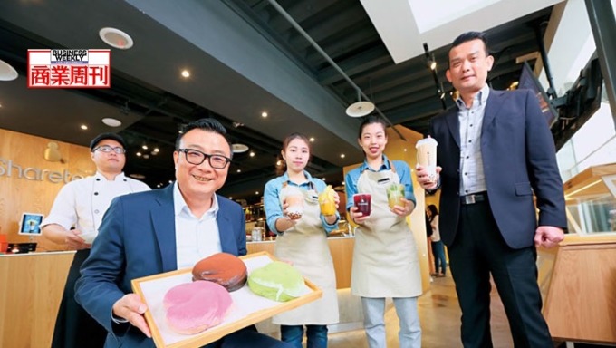 歇腳亭董事長鄭凱隆（左2）說：「台灣茶飲店必須轉型升級！」台北黃金店面靠高價位茶飲和軟法麵包，單日營收破30萬元。(攝影者．駱裕隆)