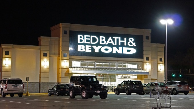 Bed Bath & Beyond遭降評，股價重挫近20%      （圖取自維基百科）