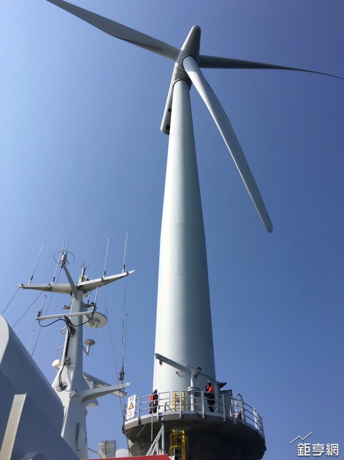 CTV將技師載運至風機做維運工作。