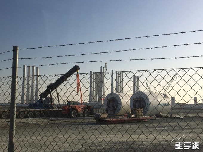 埃斯比約港口等待運送的風機塔架與機艙罩。(記者林薏茹攝)