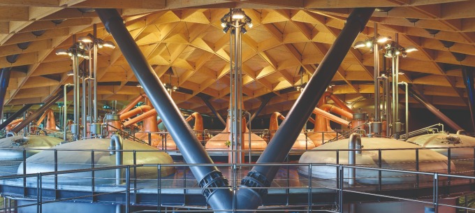麥卡倫新酒廠 蒸餾器如藝術品般排列以及宏偉的木造屋頂內部