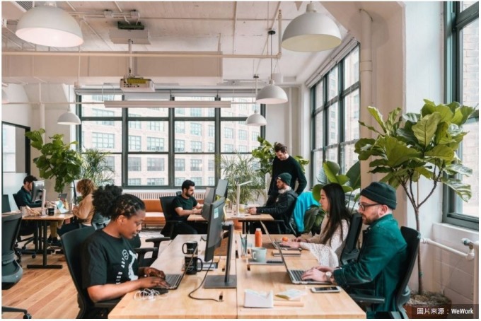 成軍8年的WeWork，在全球有242間共享辦公室。過去，他們以出租空間為主要商業模式，但從2018年開始，他們要透過WeWork Labs幫助創業家找錢、找生意。